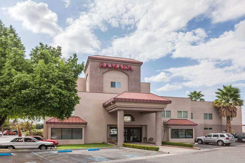 Hotel Ramada By Wyndham Bakersfield Esterno foto