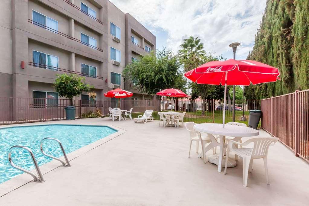 Hotel Ramada By Wyndham Bakersfield Esterno foto