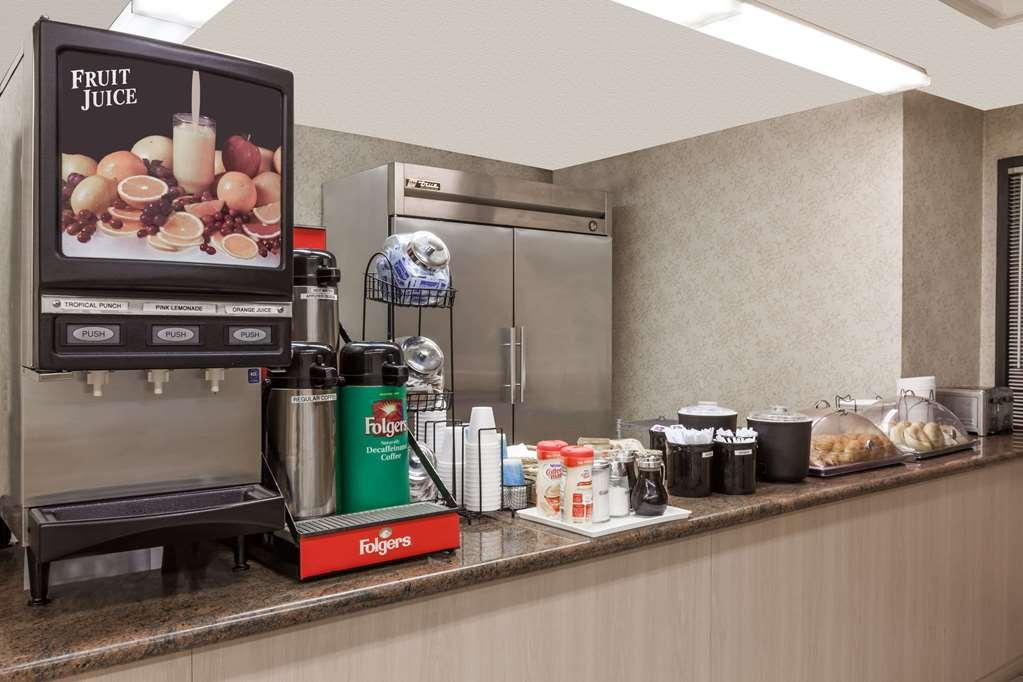 Hotel Ramada By Wyndham Bakersfield Esterno foto