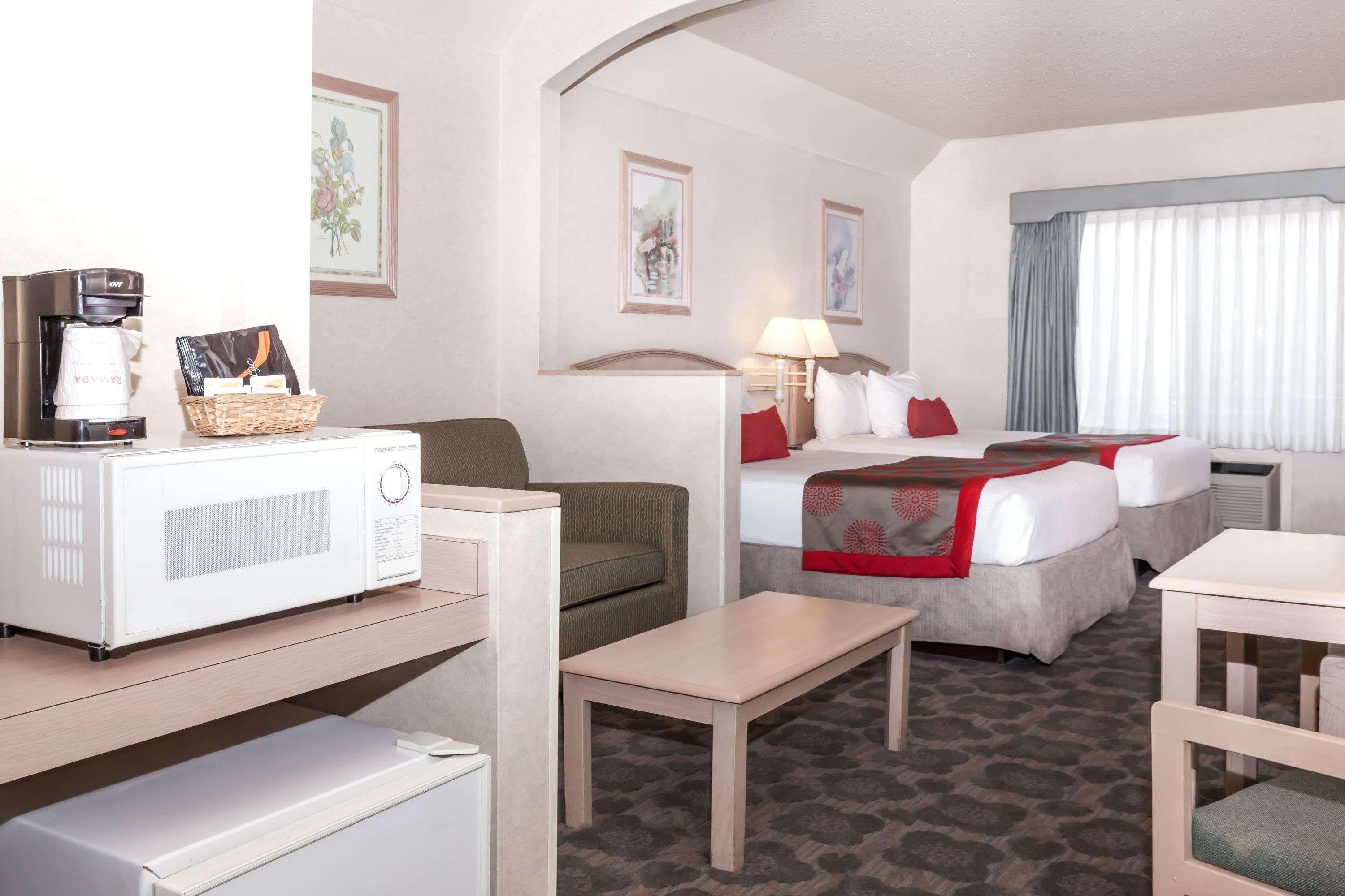 Hotel Ramada By Wyndham Bakersfield Esterno foto