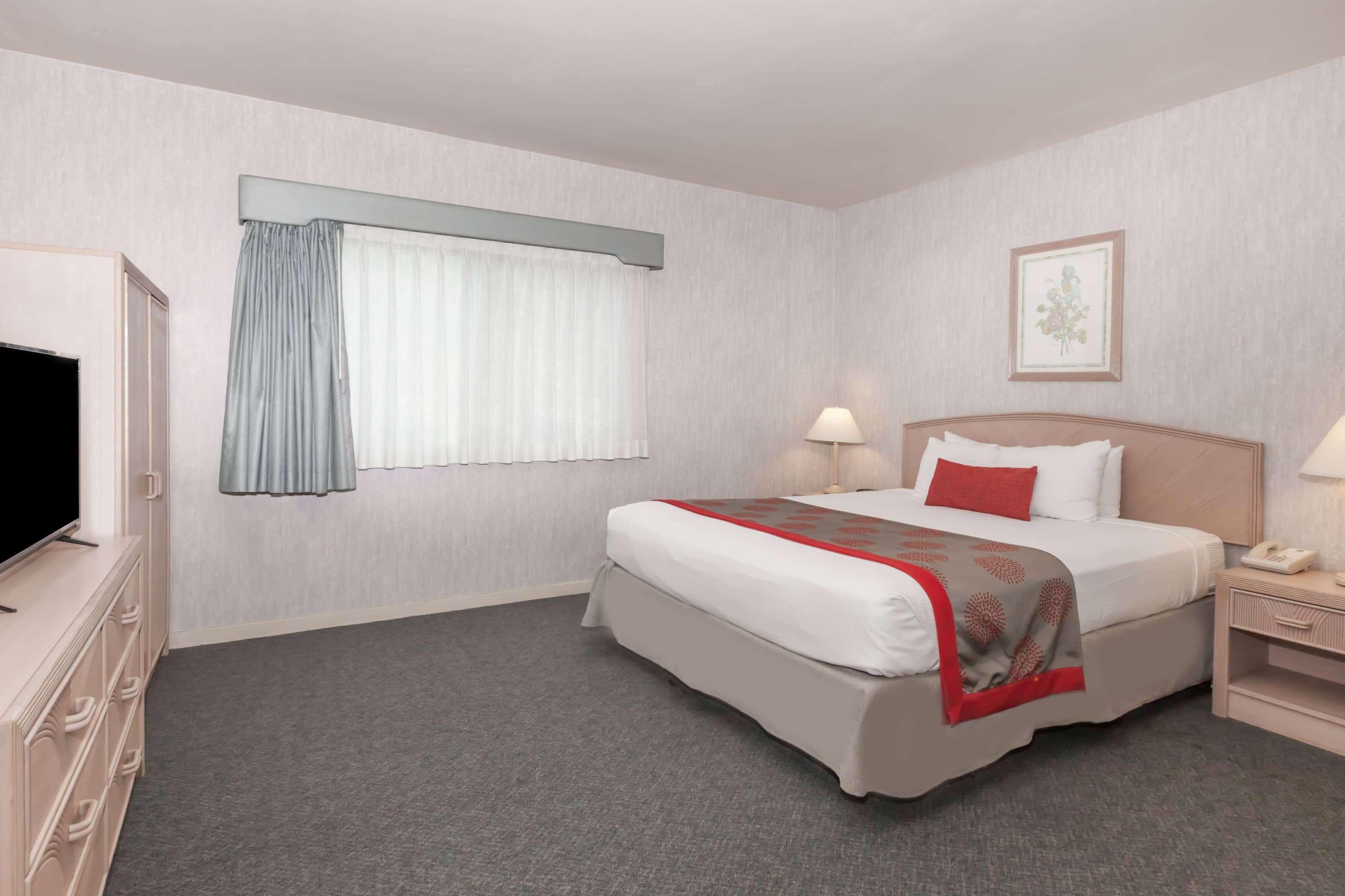Hotel Ramada By Wyndham Bakersfield Esterno foto