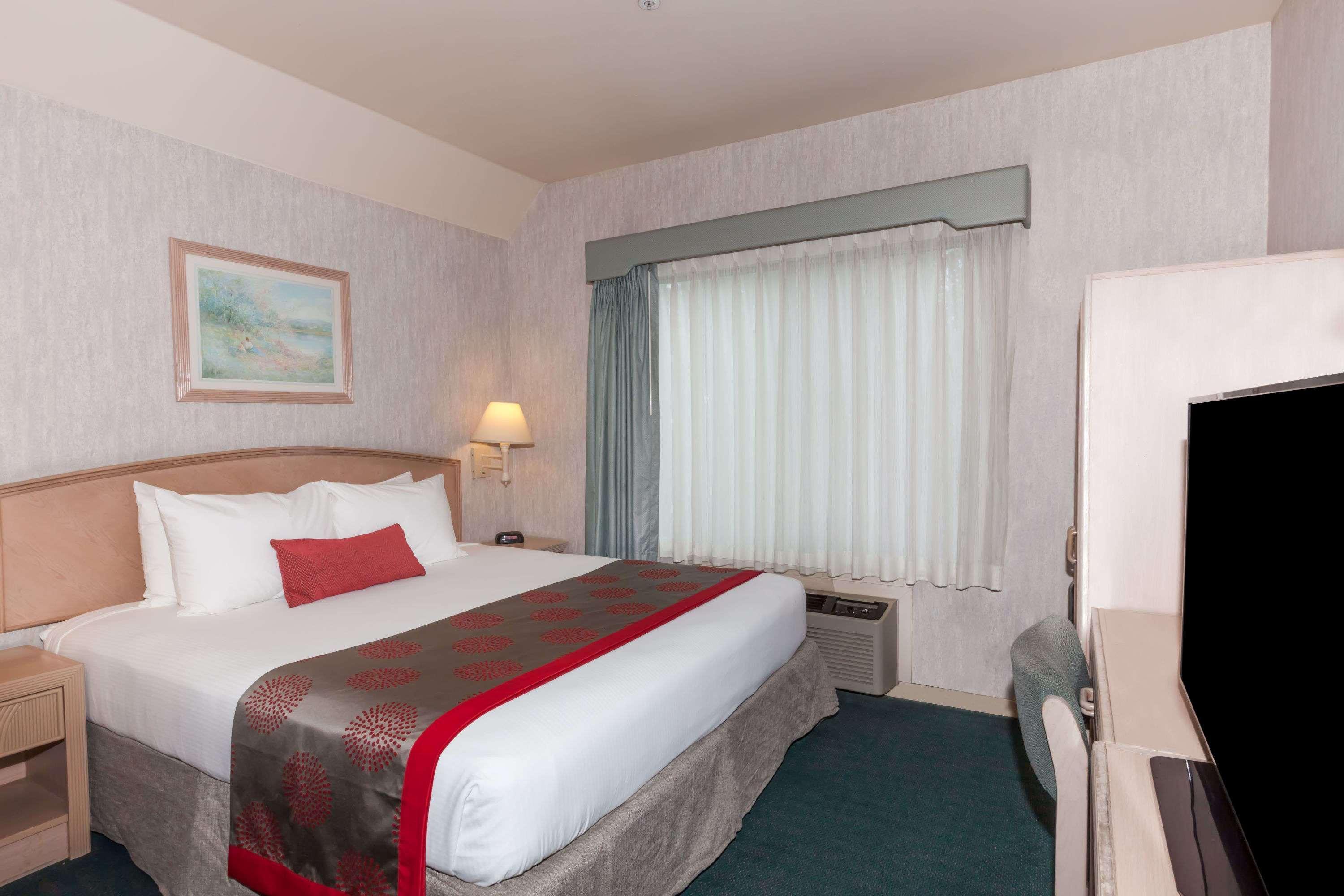Hotel Ramada By Wyndham Bakersfield Esterno foto