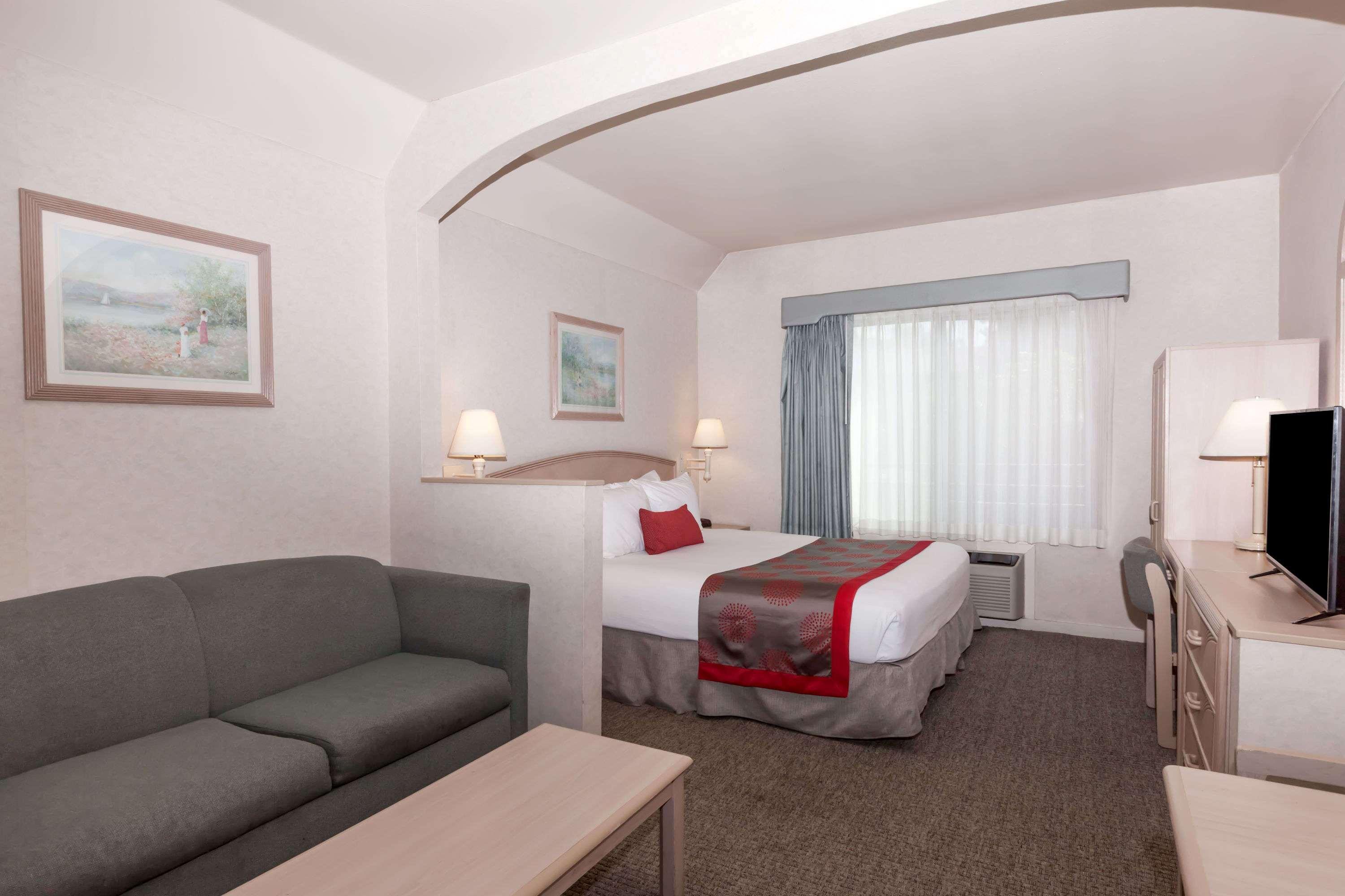 Hotel Ramada By Wyndham Bakersfield Esterno foto