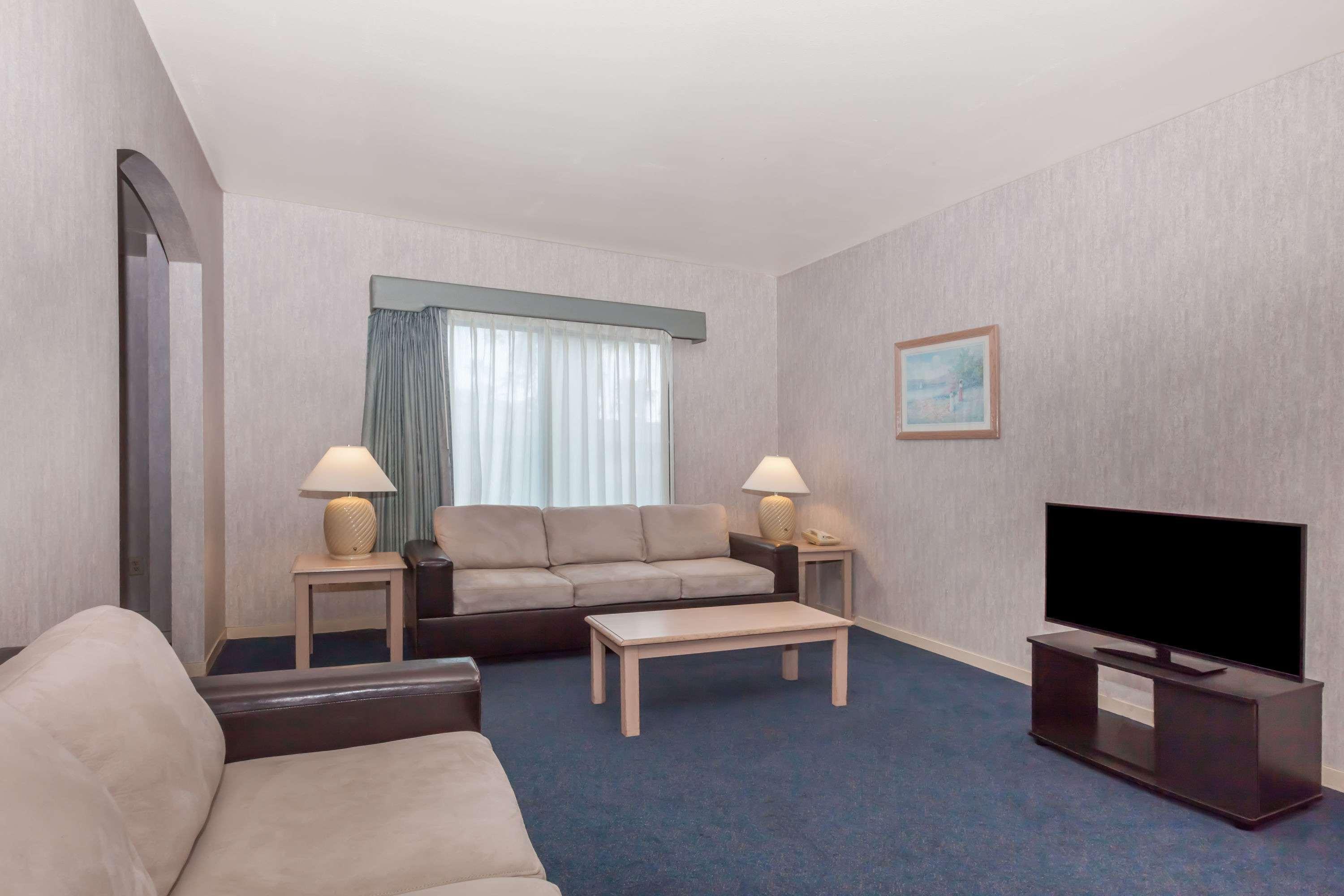 Hotel Ramada By Wyndham Bakersfield Esterno foto