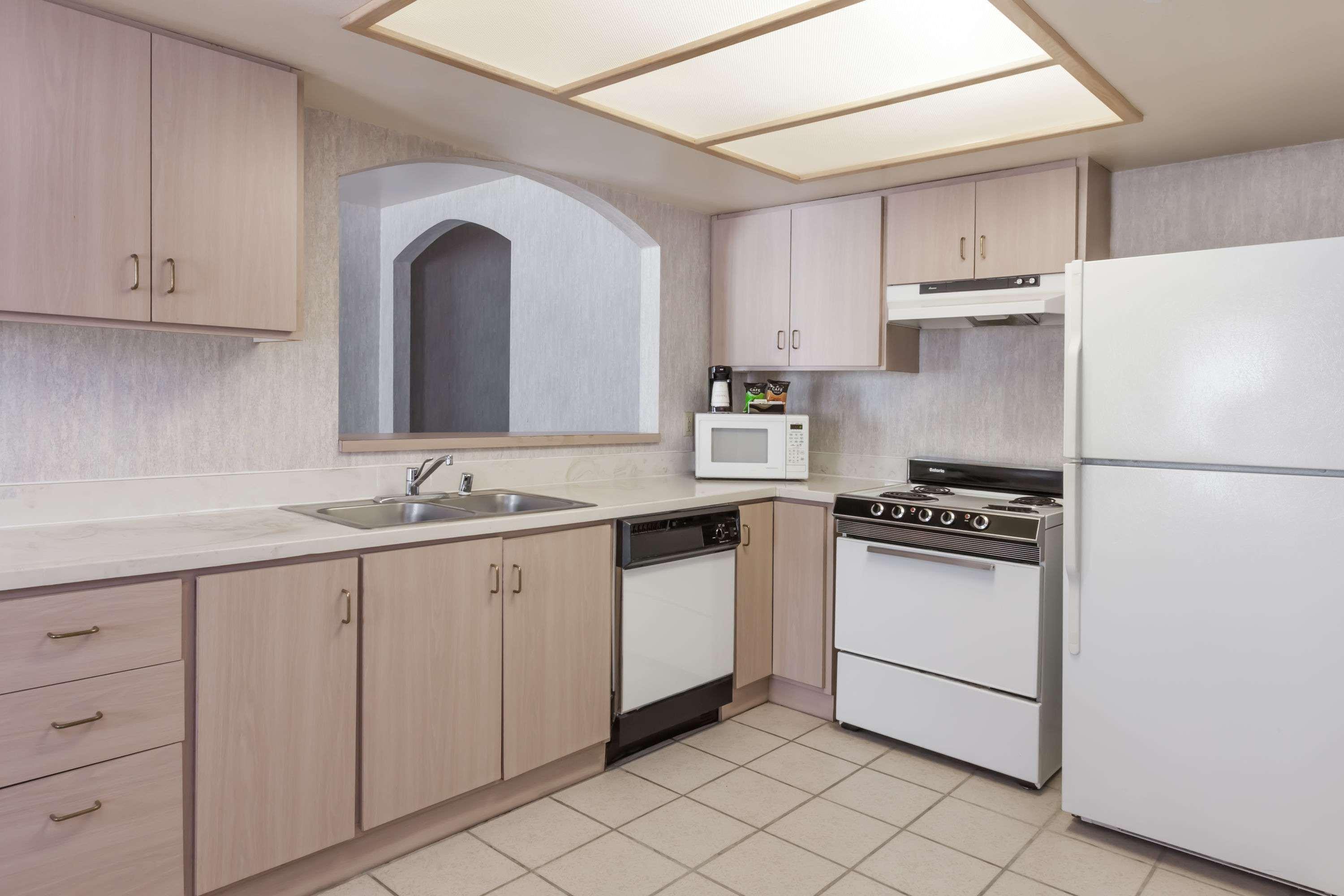 Hotel Ramada By Wyndham Bakersfield Esterno foto