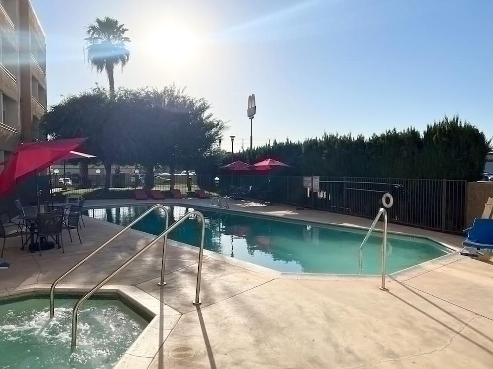 Hotel Ramada By Wyndham Bakersfield Esterno foto