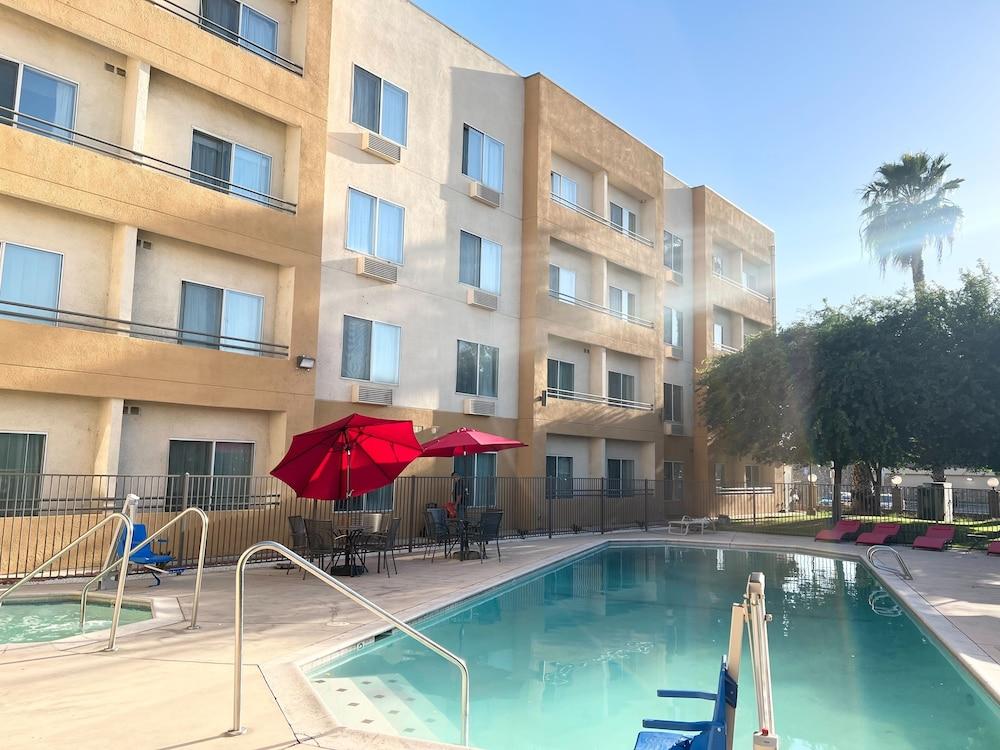 Hotel Ramada By Wyndham Bakersfield Esterno foto