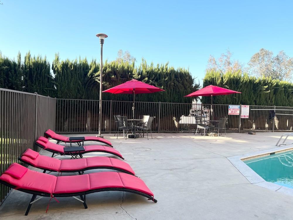 Hotel Ramada By Wyndham Bakersfield Esterno foto
