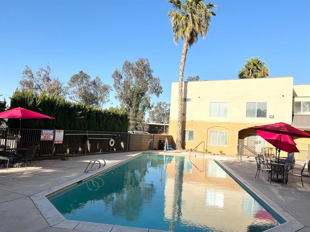 Hotel Ramada By Wyndham Bakersfield Esterno foto