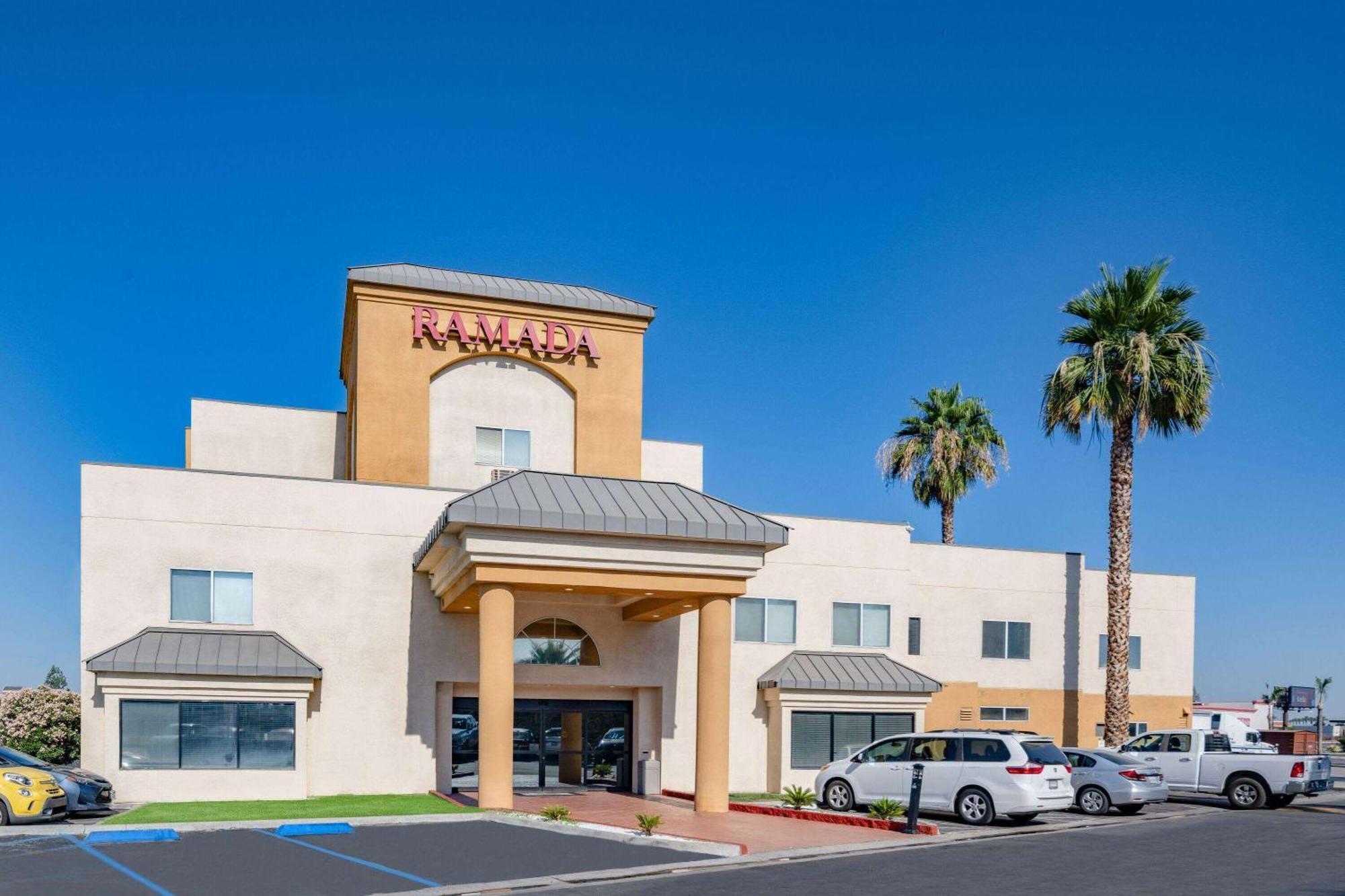 Hotel Ramada By Wyndham Bakersfield Esterno foto