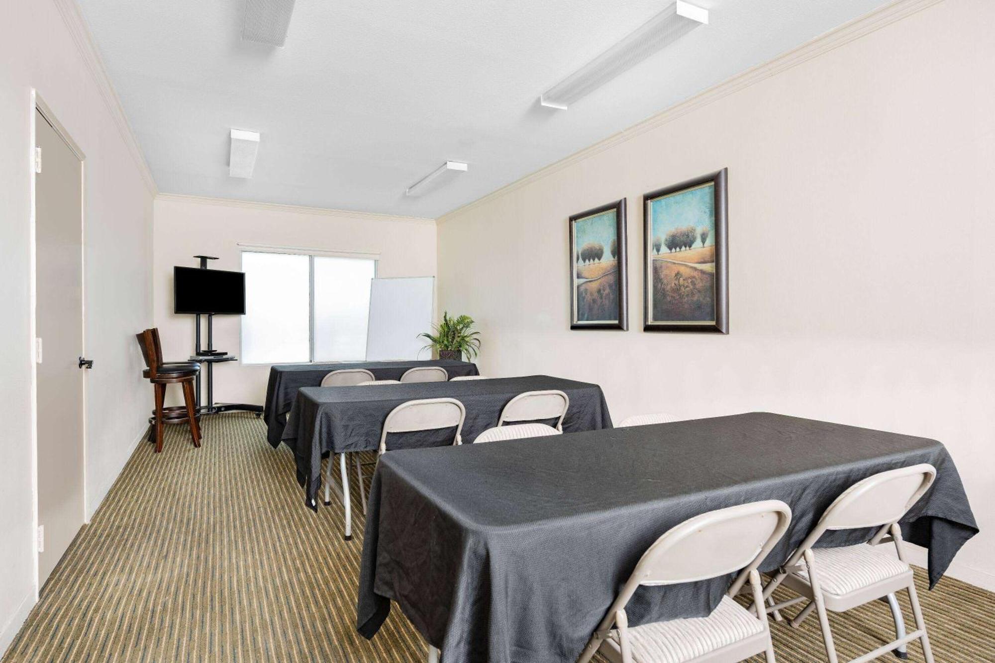 Hotel Ramada By Wyndham Bakersfield Esterno foto