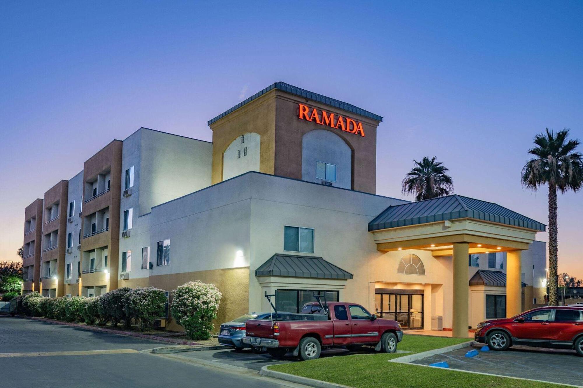 Hotel Ramada By Wyndham Bakersfield Esterno foto
