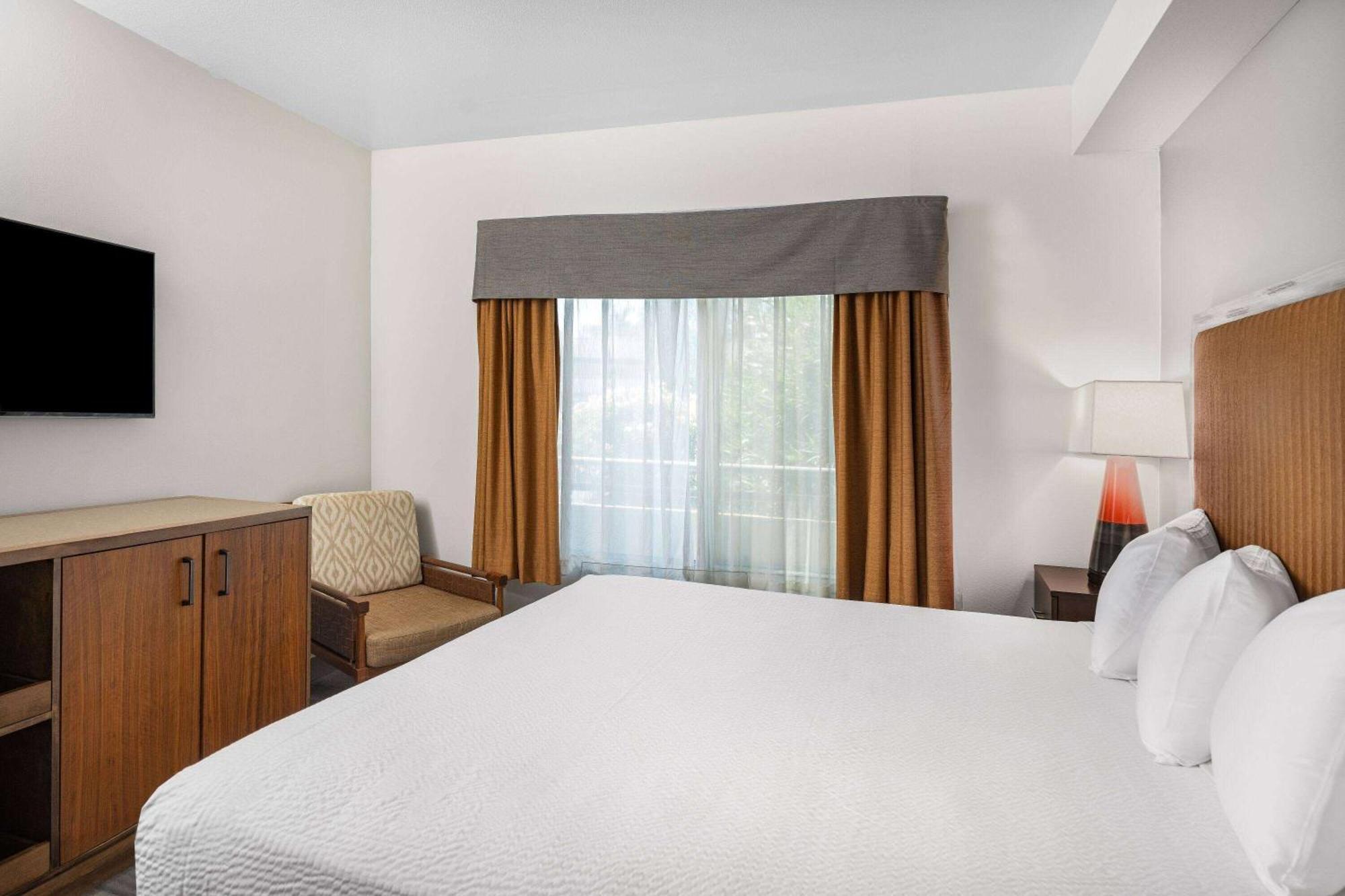 Hotel Ramada By Wyndham Bakersfield Esterno foto