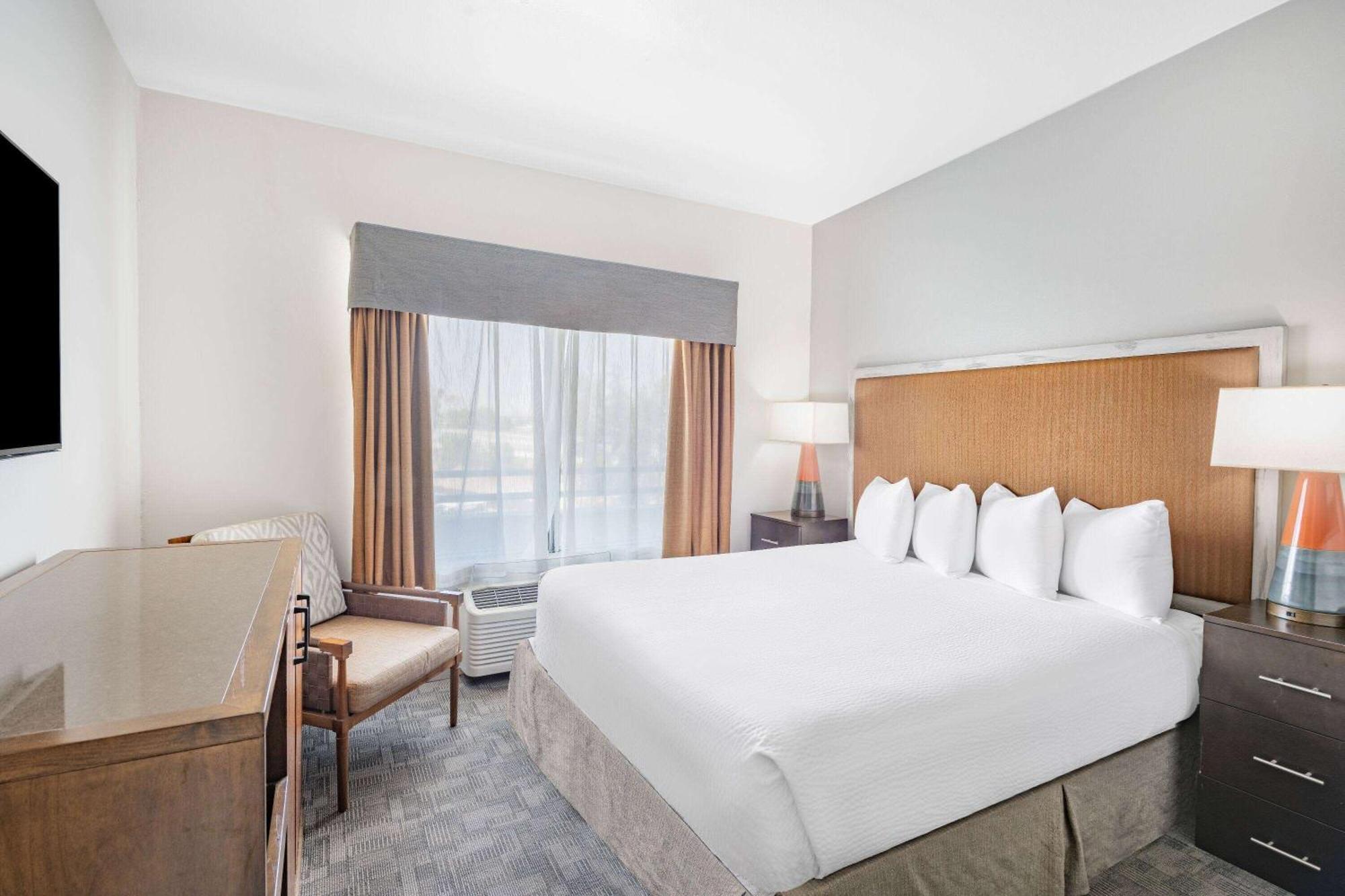 Hotel Ramada By Wyndham Bakersfield Esterno foto