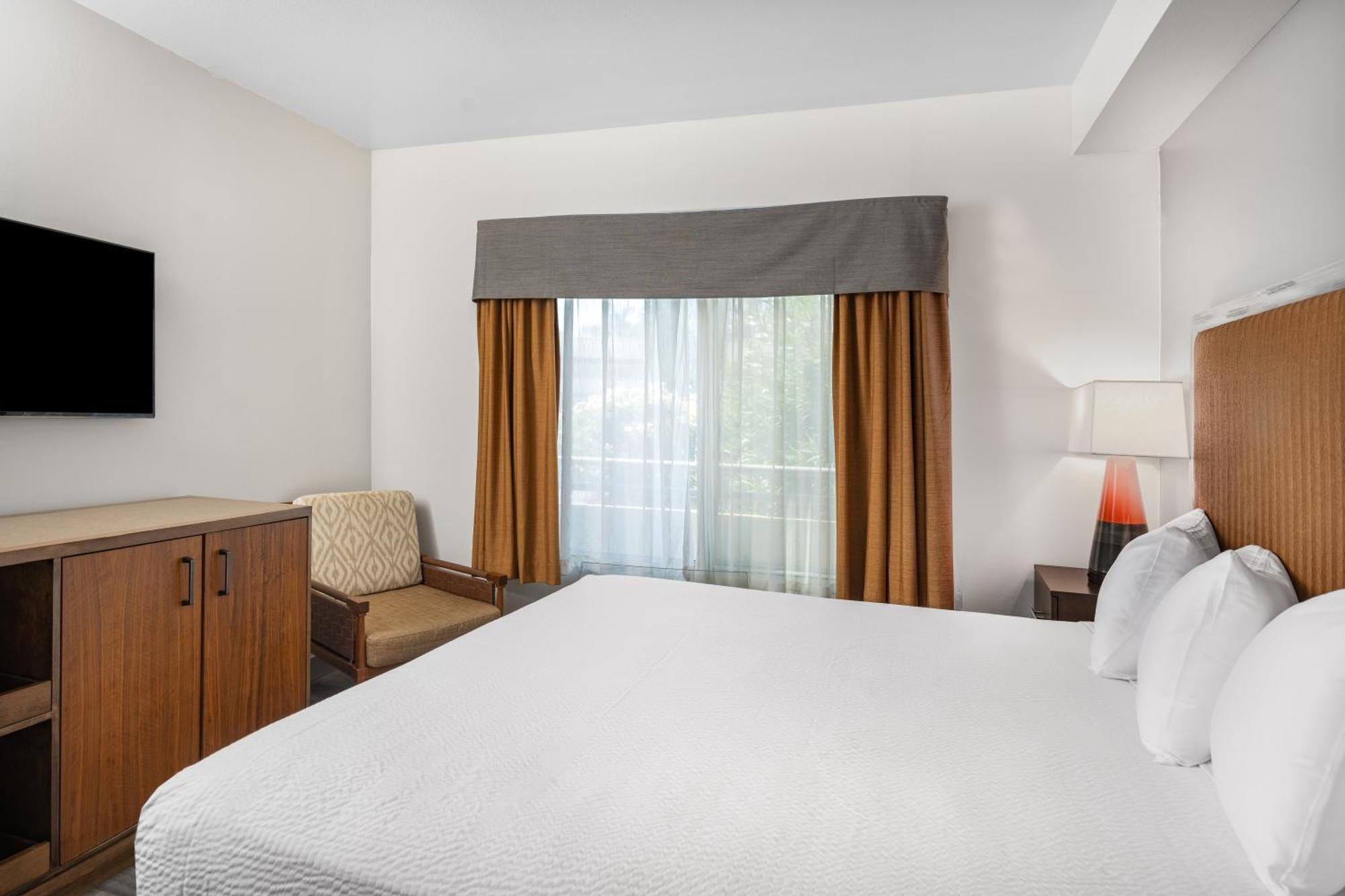 Hotel Ramada By Wyndham Bakersfield Esterno foto