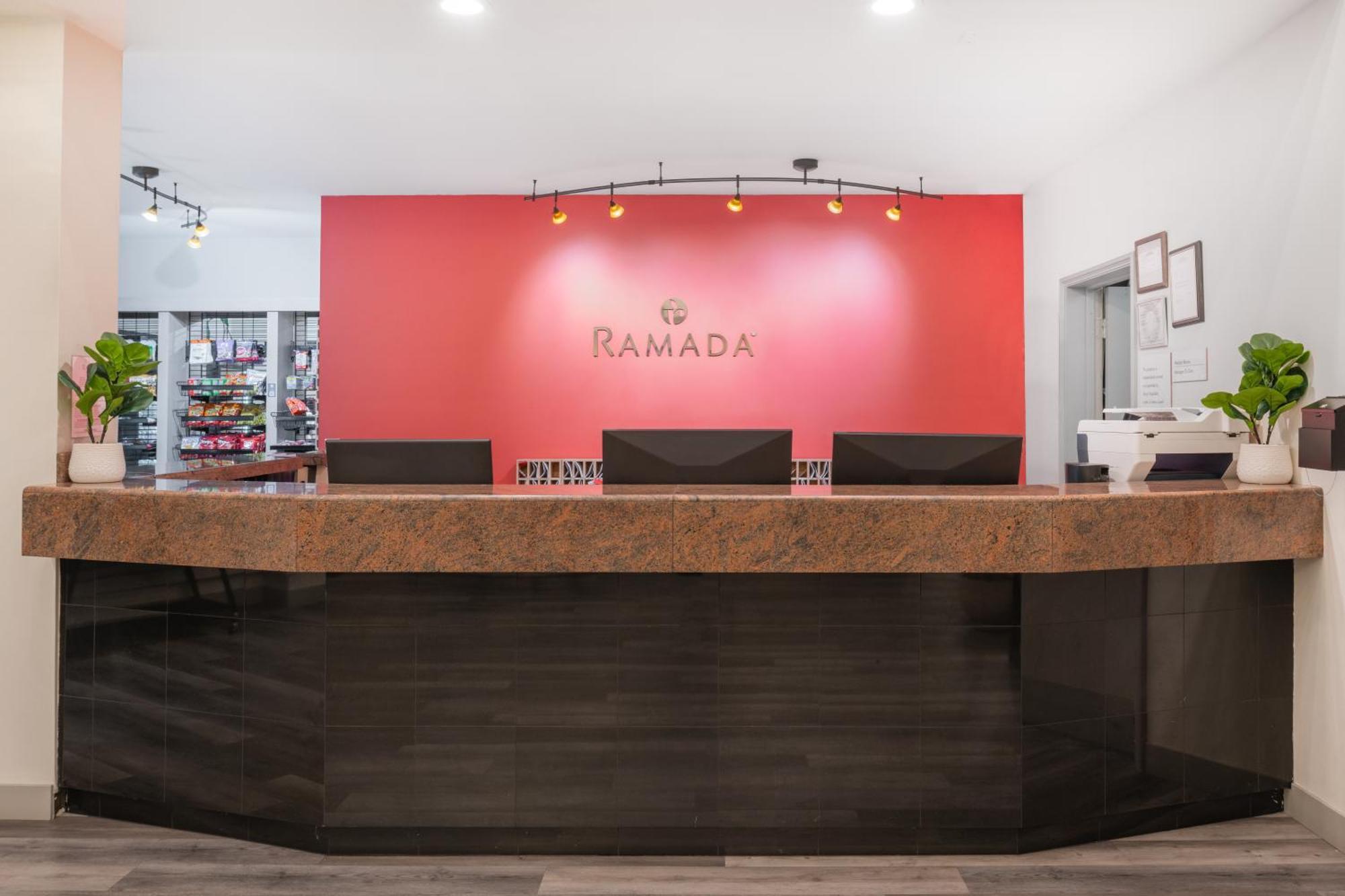 Hotel Ramada By Wyndham Bakersfield Esterno foto