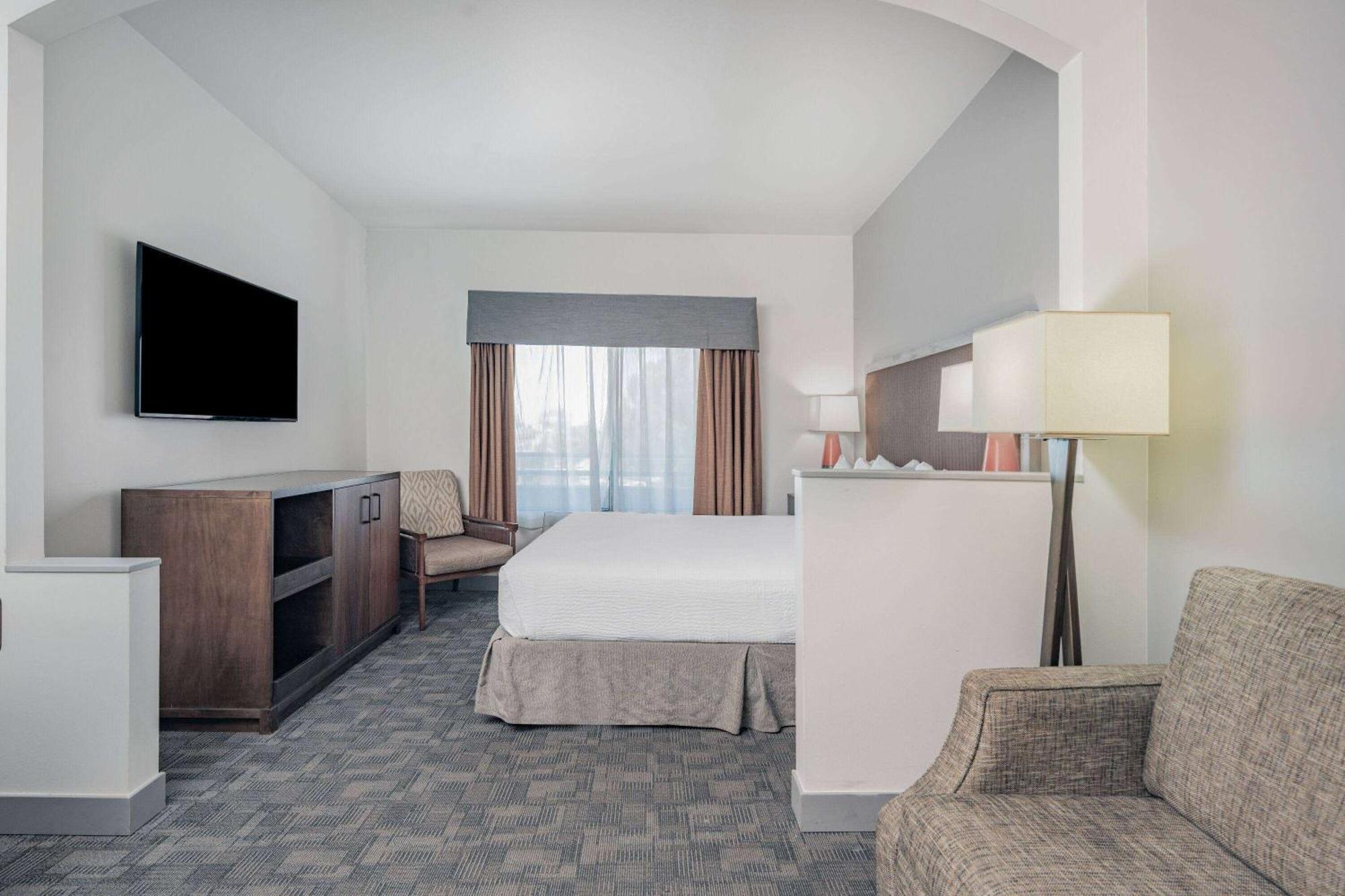Hotel Ramada By Wyndham Bakersfield Esterno foto