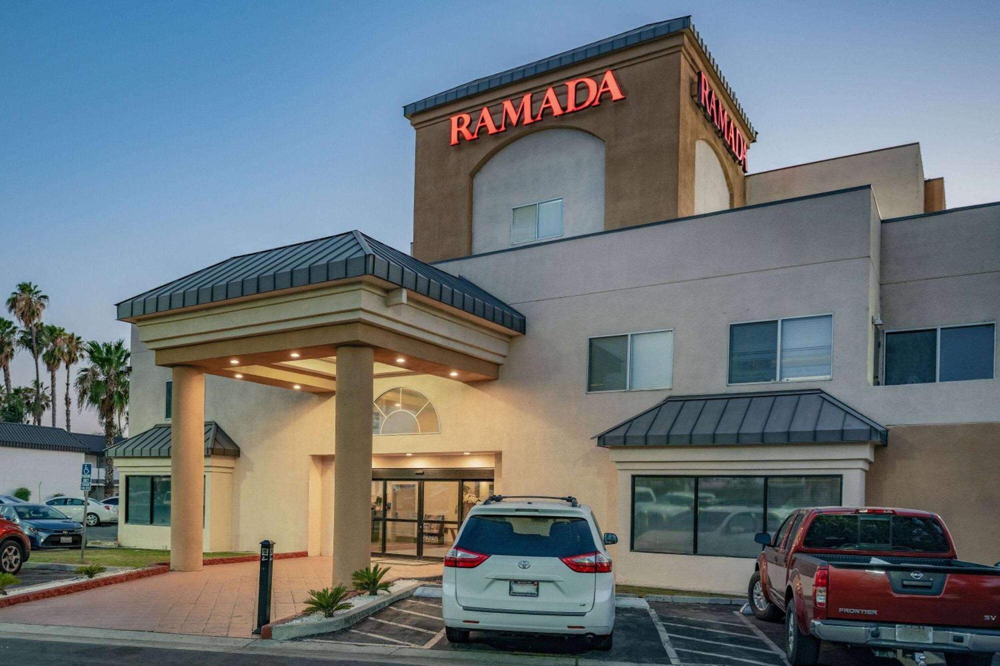 Hotel Ramada By Wyndham Bakersfield Esterno foto