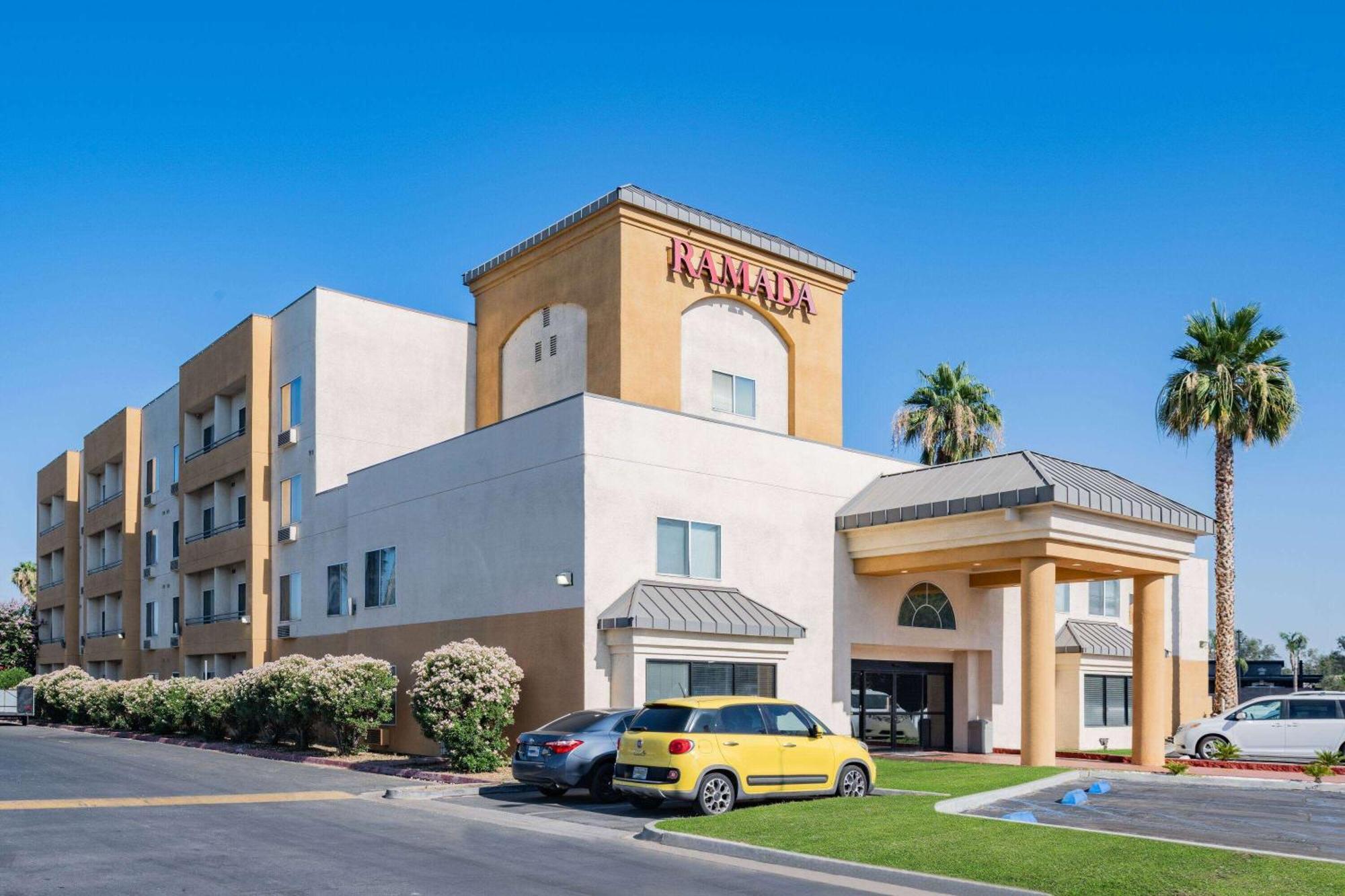 Hotel Ramada By Wyndham Bakersfield Esterno foto