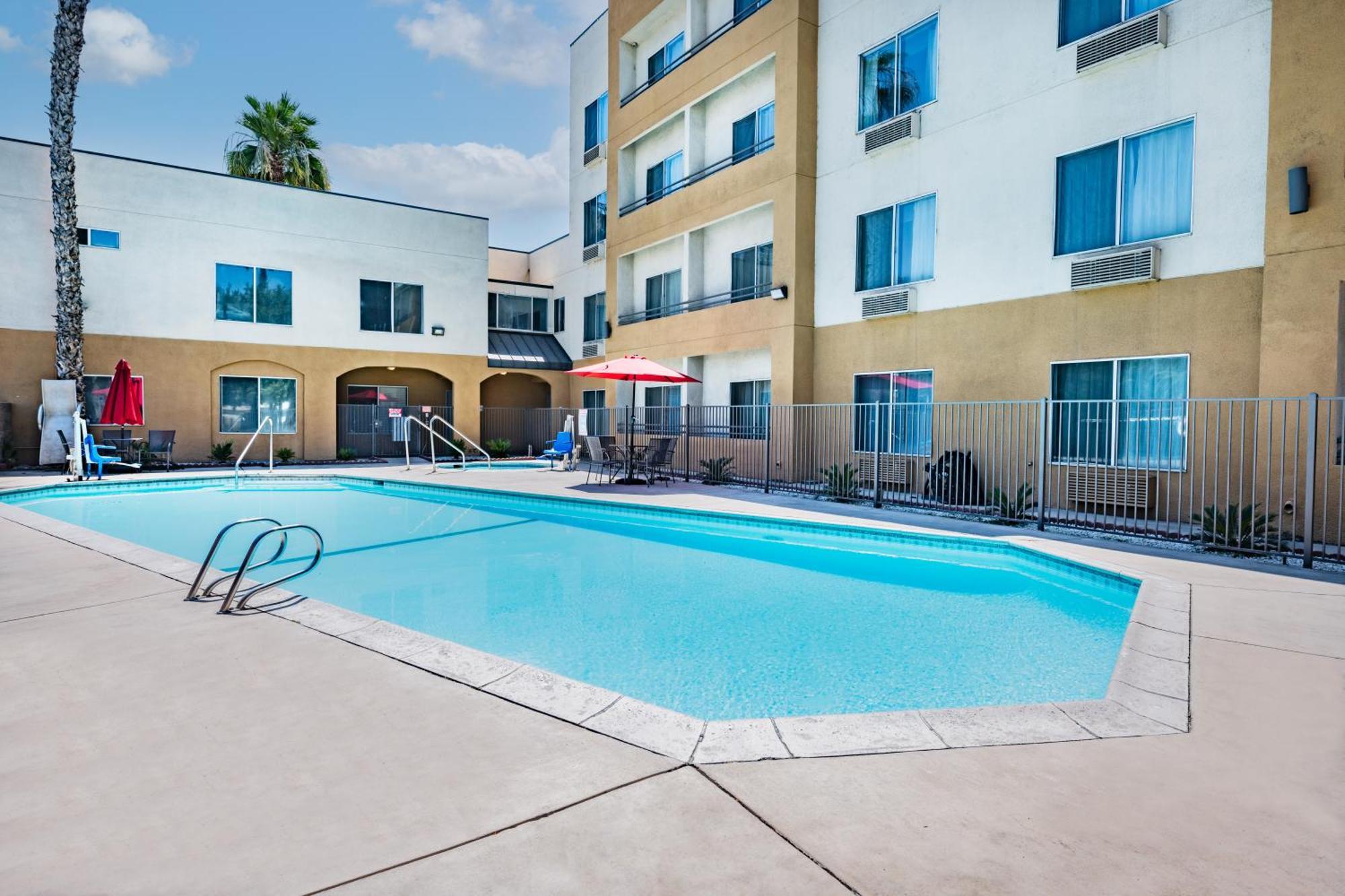 Hotel Ramada By Wyndham Bakersfield Esterno foto