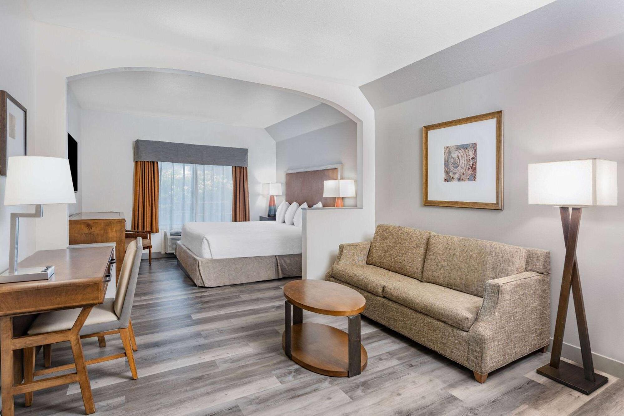 Hotel Ramada By Wyndham Bakersfield Esterno foto
