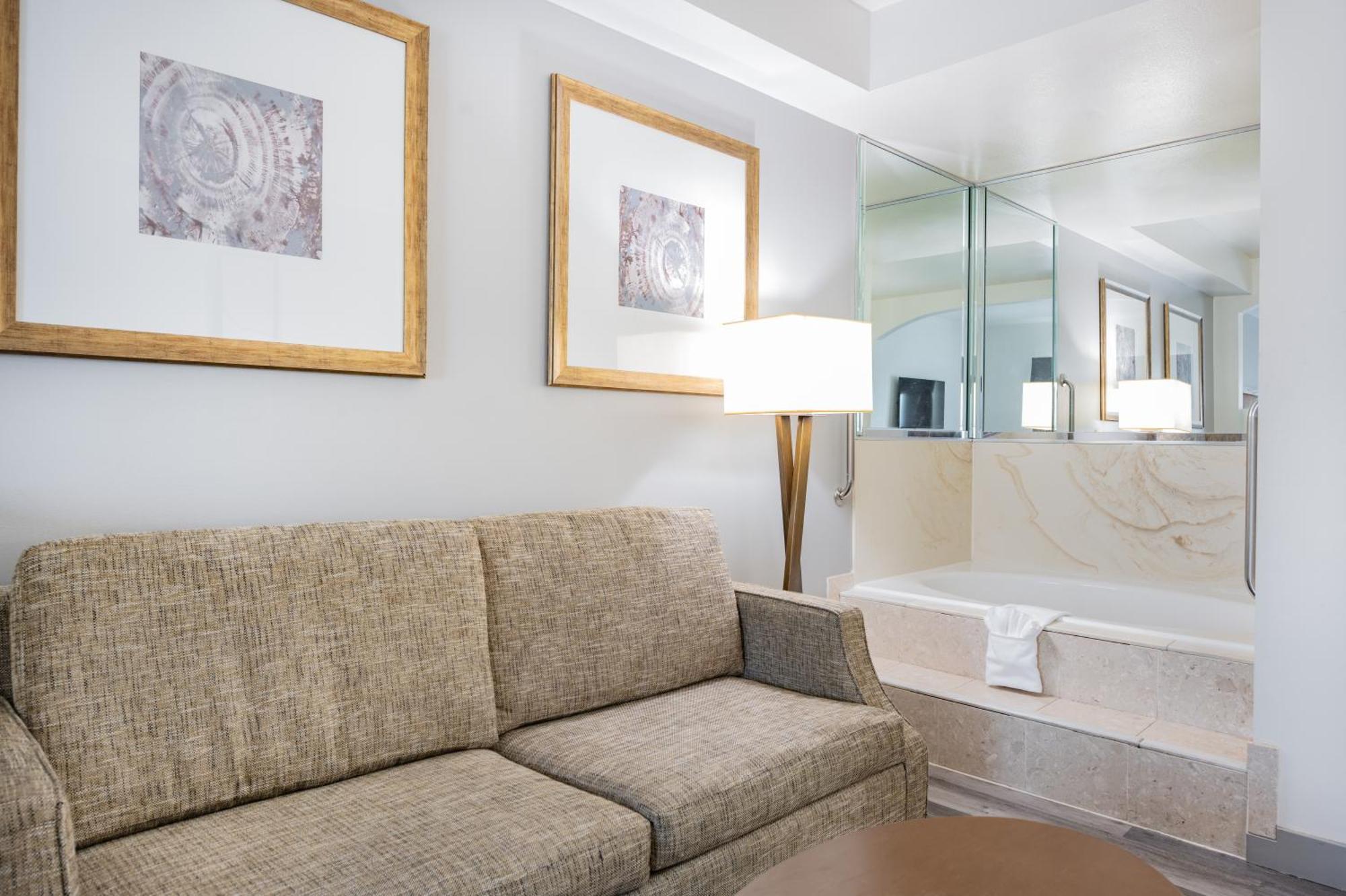 Hotel Ramada By Wyndham Bakersfield Esterno foto