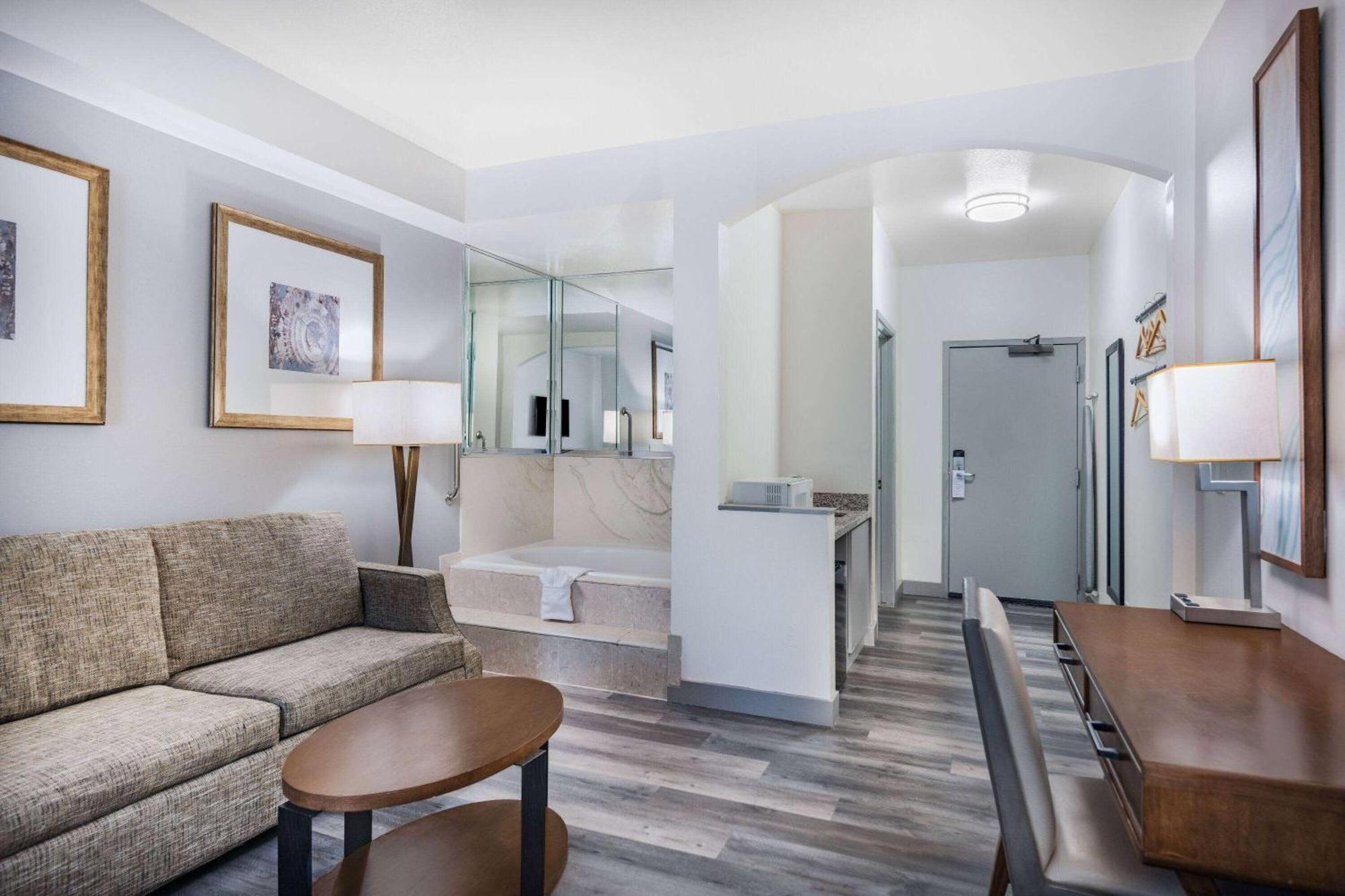 Hotel Ramada By Wyndham Bakersfield Esterno foto